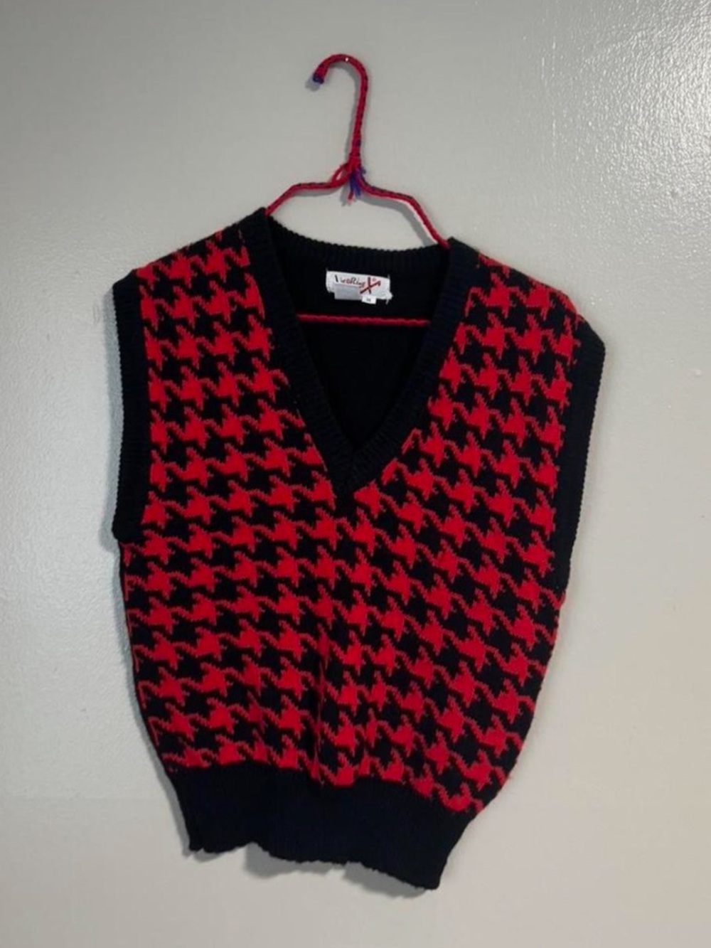Vintage Licorice grandpa Red and Black Houndstooth V-Neck Sweater - M